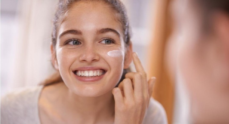 REKOMENDASI SKINCARE LAINNYA Tidak percaya diri karena Bunda punya masalah kulit kering dan tampak kusam? Yuk coba rekomendasi skincare ini agar tampilan wajah jadi makin glowing!