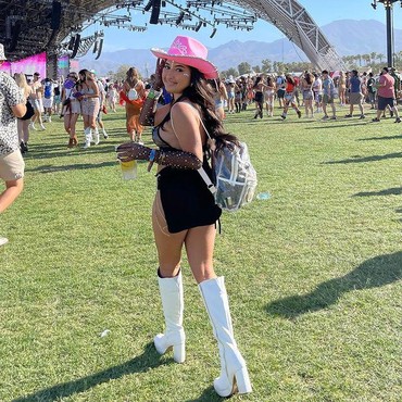 Bergaya Khas Amerika, Intip Penampilan Jennifer Coppen Nonton Coachella 2022
