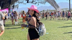 img-title Bergaya Khas Amerika, Intip Penampilan Jennifer Coppen Nonton Coachella 2022