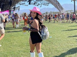 Bergaya Khas Amerika, Intip Penampilan Jennifer Coppen Nonton Coachella 2022