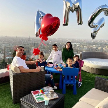 Kabar Duka, Satu Bayi Kembar Cristiano Ronaldo Meninggal Dunia