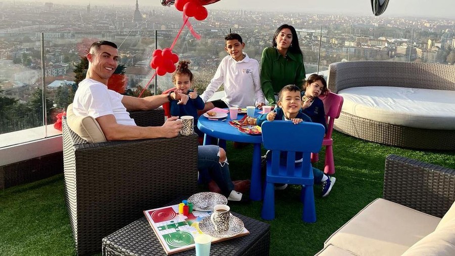 Kabar Duka, Satu Bayi Kembar Cristiano Ronaldo Meninggal Dunia