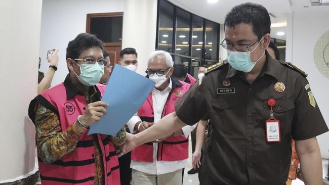 Jaksa tengah menyiapkan surat dakwaan lima tersangka dugaan korupsi minyak sawit mentah untuk diberikan ke pengadilan jelang persidangan.