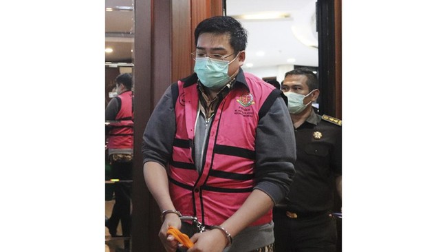 Ekonom menilai wajar pengungkapan kasus 'mafia' minyak goreng lama karena diduga ada peran orang dalam Kementerian Perdagangan di dalamnya.