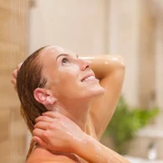 Rambut Susah Glowing Kalau Kamu Masih Lakukan 5 Kesalahan Keramas Berikut, Hentikan Mulai Hari Ini!