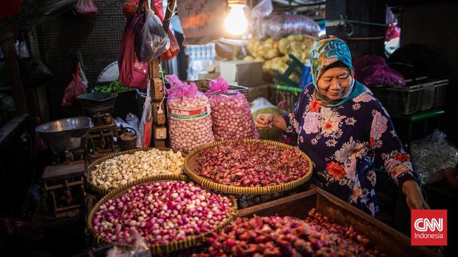 Rata-rata harga pangan di Pasar Parung, Bogor, Jawa Barat, masih mahal pada Selasa (10/5).