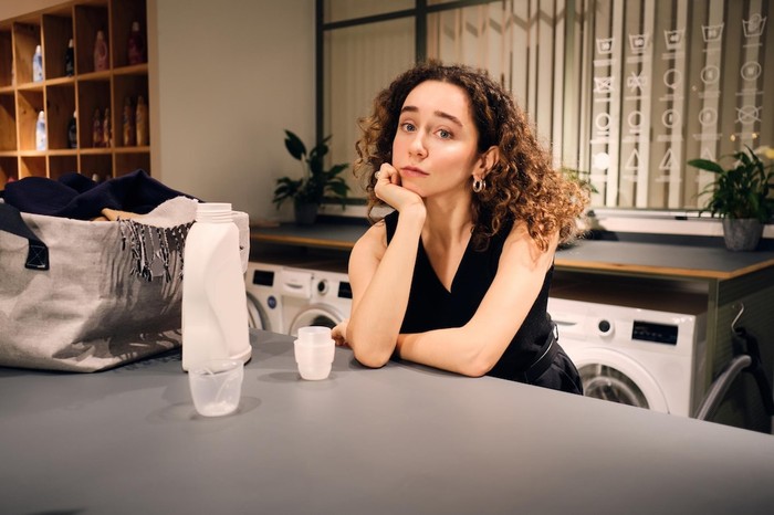 Warna hitam yang bisa membuat tenang ini dapat mendukung kestabilan emosi. Hal ini membantumu tetap fokus dan berkonsentrasi untuk menyelesaikan segala masalah atau situasi yang buruk.