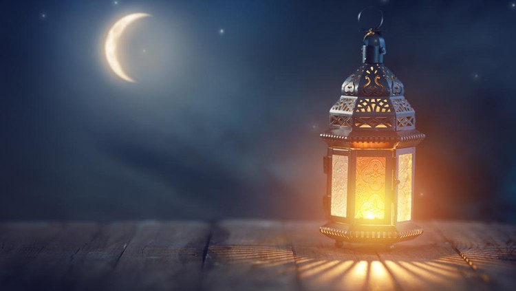Lebaran 2022 Berapa Hijriah? Ini Perhitungan dalam Kalender Islam Ornamental Arabic lantern with burning candle glowing at night. Festive greeting card, invitation for Muslim holy month Ramadan Kareem.