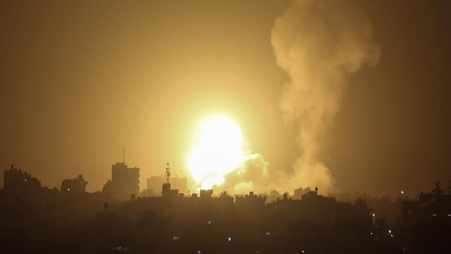 Israel melancarkan serangan ke Libanon sebagai balasan atas tembakan roket yang menghantam negaranya pada Senin (25/4).