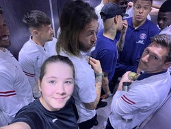 Menang Banyak! Gadis Ini Pamer Foto Se-Lift dengan Messi, Neymar, Mbappe