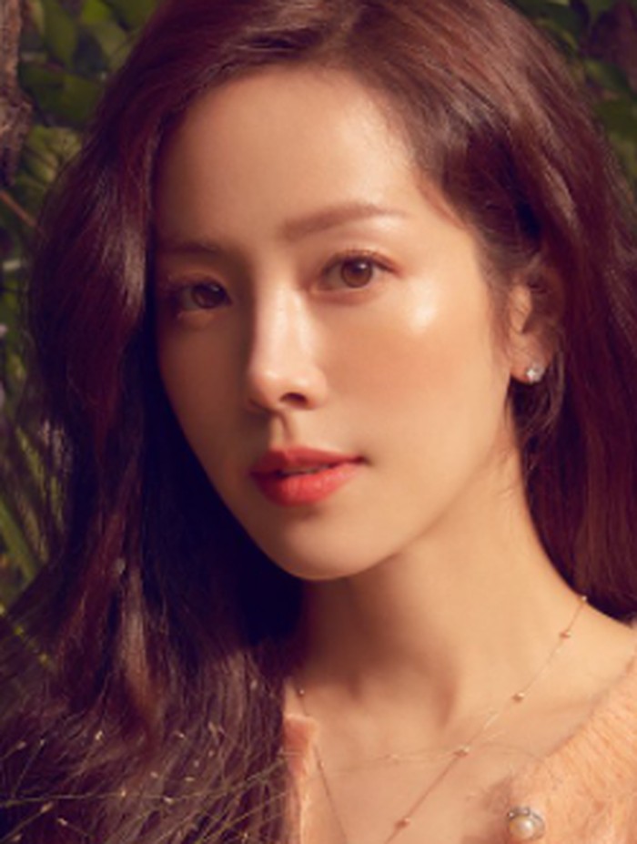 Memulai debutnya di tahun 2003, namanya sudah tidak asing lagi bagi penggemar drakor. Ia sering menjadi lawan main para aktor populer seperti Hyun Bin, Jung Hae In, Nam Joo Hyuk, Park Yoo Chun, dan masih banyak lagi./ foto: instagram.com/roma.emo