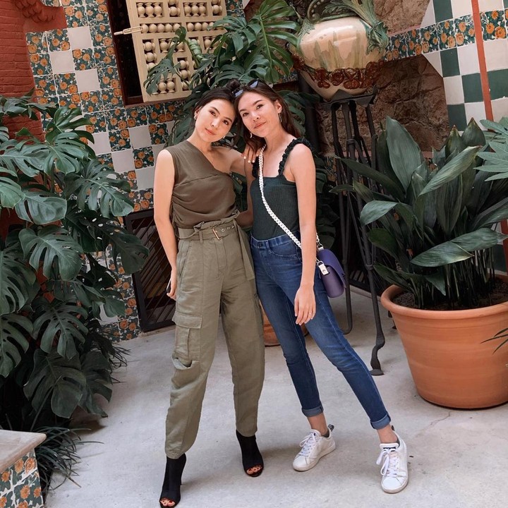 <p>Olivia Jensen memiliki saudara kembar yang sama-sama berjenis kelamin perempuan. Dia adalah Sabrina Jensen, Bunda. (Foto: Instagram @oliviajensen)</p>