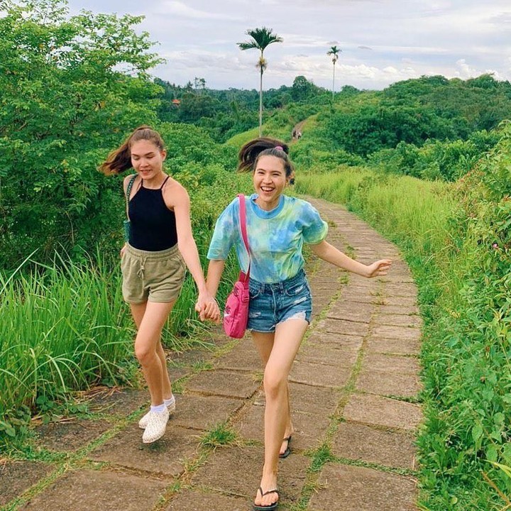 <p>Olivia dan Sabrina diketahui hanya terpaut 17 menit ketika dilahirkan. Olivia lahir terlebih dahulu dari Sabrina di Denmark, 11 April 1993 silam. (Foto: Instagram @sabjensen)</p>