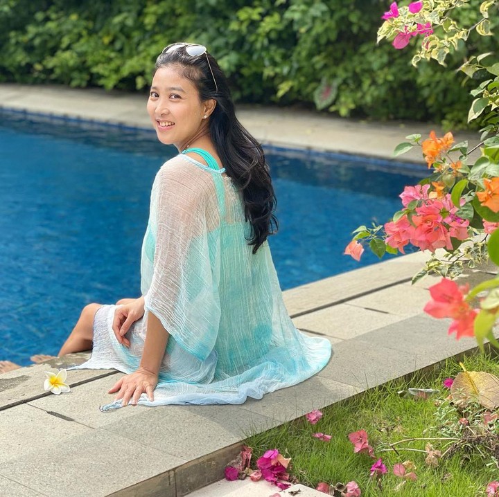 <p>Di pinggir kolam renang juga ada taman kecil yang Olivia gunakan untuk merawat beberapa tanamannya. (Foto: Instagram @oliviazallianty)</p>