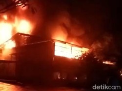 Penampakan Kobaran Api yang Melahap Pabrik Mebel di Mojokerto