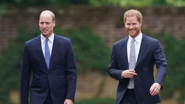 Britain's Prince William, Duke of Cambridge (L) and Britain's Prince Harry, Duke of Sussex arrive for the unveiling of a statue of their mother, Princess Diana at The Sunken Garden in Kensington Palace, London on July 1, 2021, which would have been h