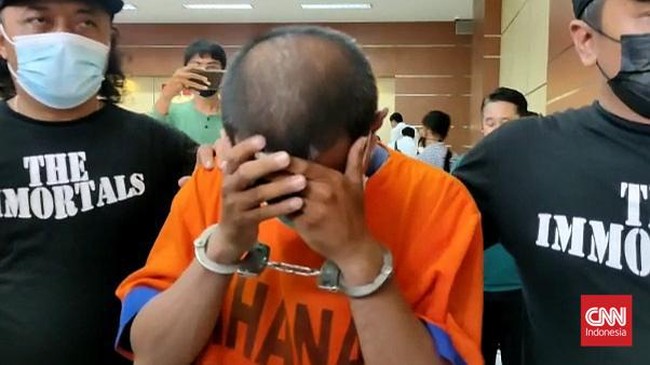 Ziath Ibrahim (38) dijerat pasal pembunuhan berencana usai menghabisi nyawa mahasiswa Kedokteran Universitas Brawijaya (UB) Malang, Bagus Prasetya Lazuardi.