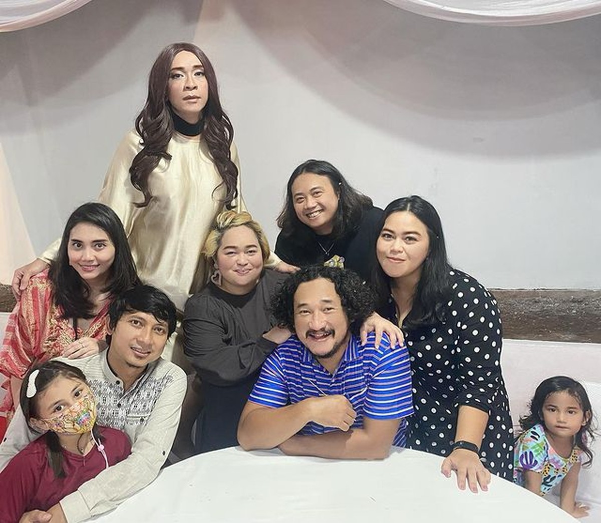 Hadiri Anniversary Wendy Cagur&comma; Penampilan Aming Dibilang Mirip Melly Goeslaw