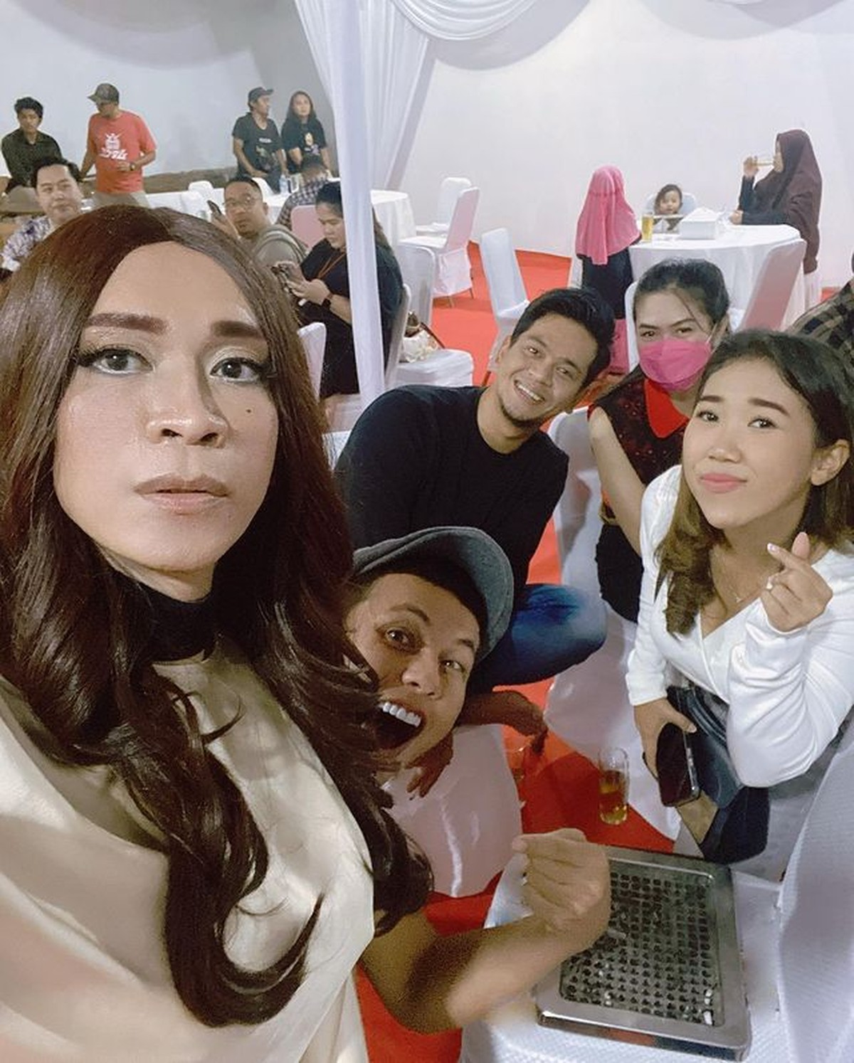 Hadiri Anniversary Wendy Cagur&comma; Penampilan Aming Dibilang Mirip Melly Goeslaw