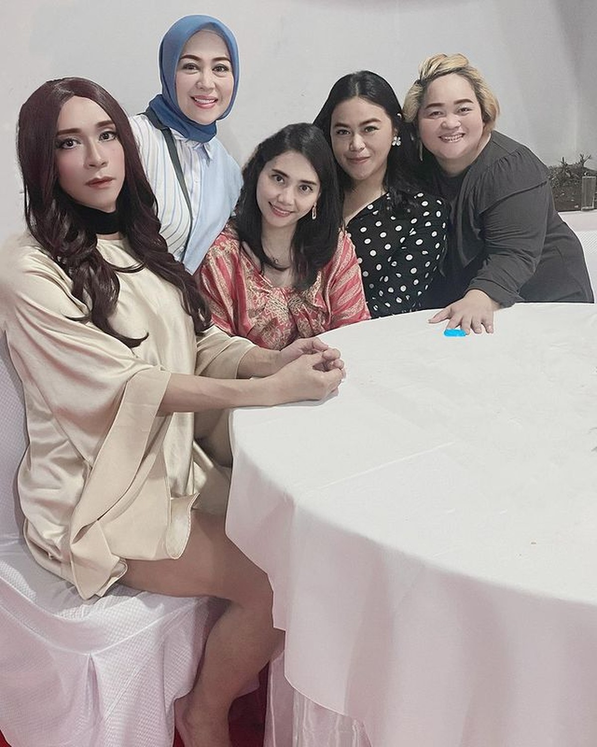 Hadiri Anniversary Wendy Cagur&comma; Penampilan Aming Dibilang Mirip Melly Goeslaw