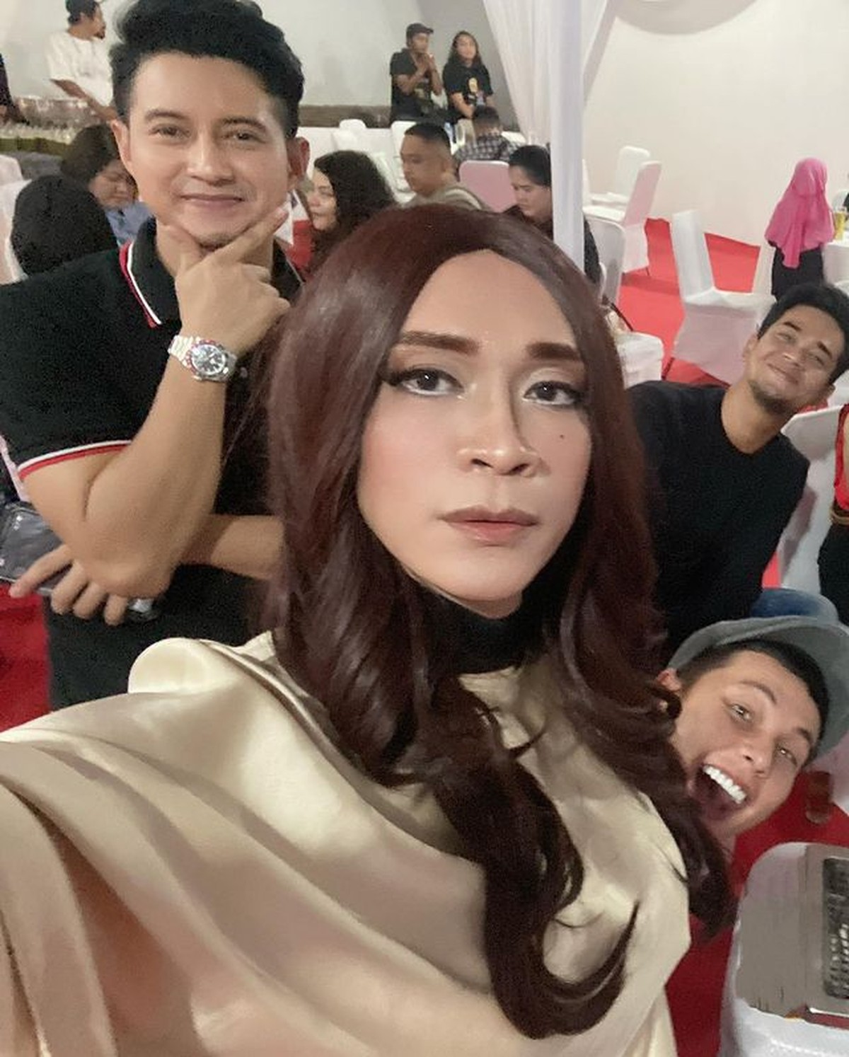 Hadiri Anniversary Wendy Cagur&comma; Penampilan Aming Dibilang Mirip Melly Goeslaw