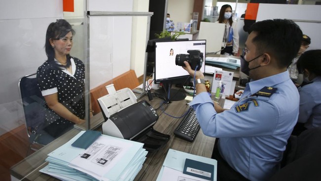 Kebijakan penerbitan paspor biasa dengan masa berlaku paling lama 10 tahun akan mulai diimplementasikan bagi pemohon yang mengajukan pada tanggal 12 Oktober.