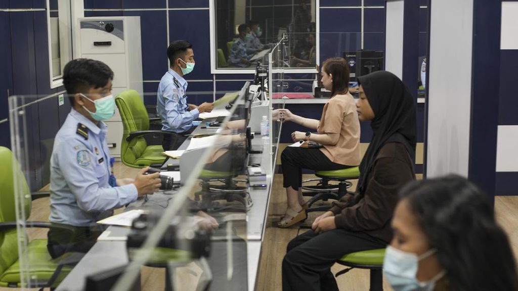 Kasus Pungli Turis WNA, Kepala Imigrasi Batam Dicopot dan Diperiksa