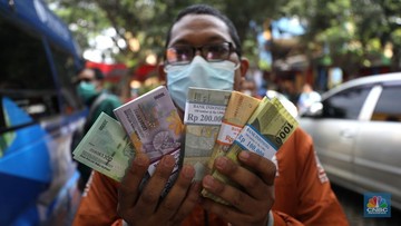 Penukaran uang rupiah pecahan kecil di Mobil Keliling Bank Indonesia (CNBC Indonesia/Tri Susilo)