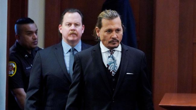 Sidang kasus pencemaran nama baik antara Johnny Depp dan Amber Heard memanggil saksi yang ungkap perburuan ujung jari tengah.