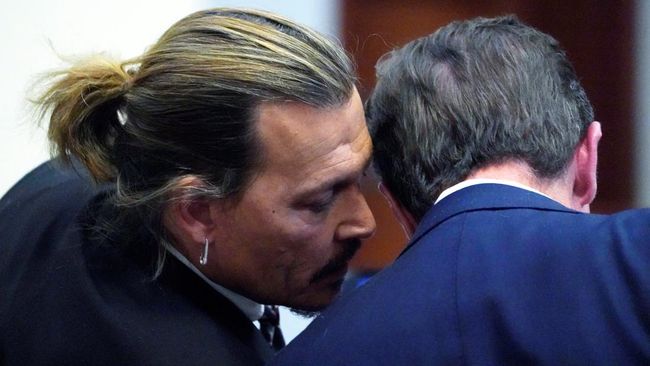 Dokter pribadi dan mantan perawat Johnny Depp memberikan kesaksian soal penggunaan narkoba dan alkohol sang aktor.