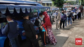 FOTO: Ramai Tukar Uang Baru di Kas Keliling BI untuk 'Angpao' Lebaran
