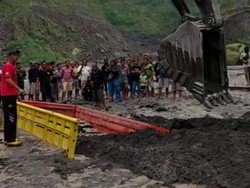 1 Truk Tertimbun Material Banjir Lahar Merapi di Kali Gendol Sleman