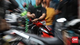 FOTO: Berkah Montir Bengkel Mulai Banjir Servis Motor Jelang Mudik