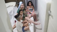 <p>Sheila Marcia tak bisa menahan rasa haru ketika kembali berkumpul bersama Nael dan Eces. Rumahnya di Semarang akan menjadi tempat berkumpulnya keluarga mereka kembali. (Foto: YouTube Sheila Marcia & AwesomeFam)</p>