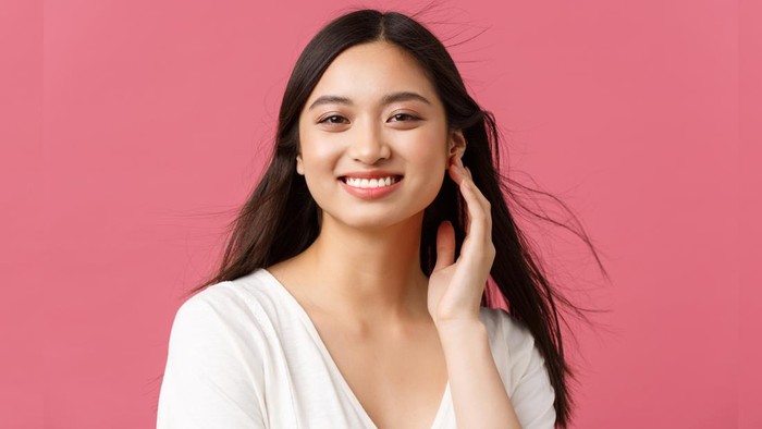 Rutinitas Skincare Terbaik Buat Perempuan Usia 20-an, Begini Kata Ahli Kulit!