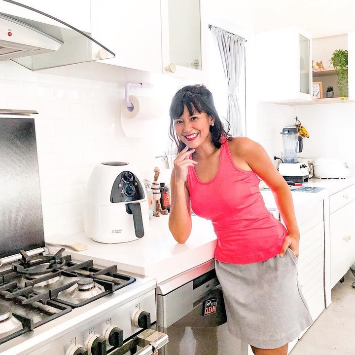 <p>Dapur rumah Sophie Navita tak kalah menarik. Tempat memasak itu terlihat sangat bersih dan rapih dengan interior yang didominasi oleh warna putih. (Foto: Instagram @sophienavita)</p>