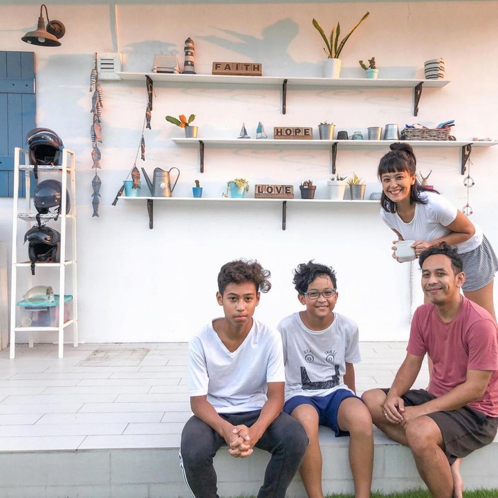 <p>Sophie Navita dan Pongki Barata adalah salah satu pasangan artis yang menetap di Bali. Mereka tinggal di rumah sederhana dengan nuansa yang estetik. (Foto: Instagram @sophienavita)</p>