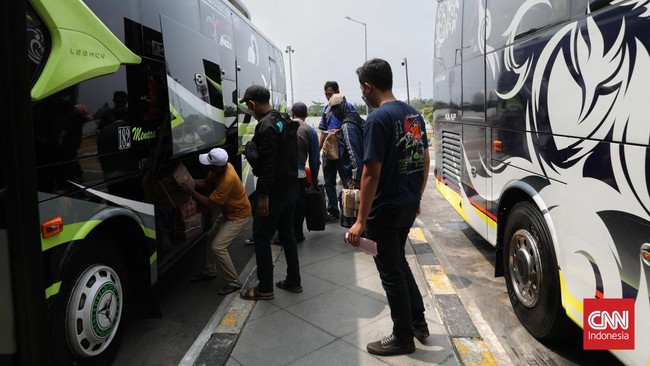 Jumlah pemudik yang berangkat ke berbagai daerah melalui Terminal Terpadu Pulogebang, Jakarta Timur, mengalami penurunan hingga 50 persen pada H-1 Lebaran 2022.
