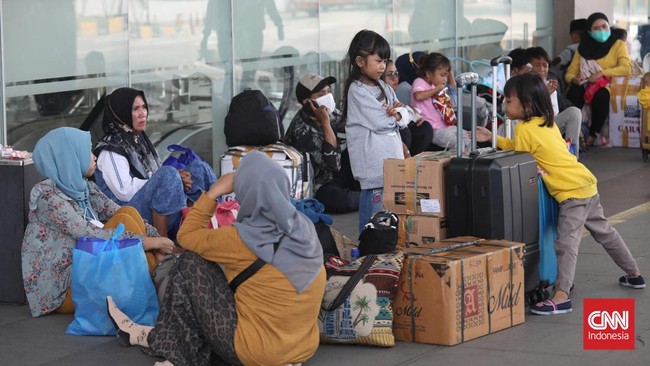 Sejumlah bus antarprovinsi di Terminal Pulogebang terlambat menjemput penumpang imbas pemberlakuan one way di Tol Jakarta-Cikampek, Sabtu (30/4).