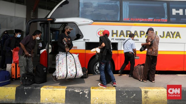 Jumlah penumpang bus Antar Kota dan Antar Provinsi (AKAP) yang berangkat mudik dari Terminal Pulogebang mencapai 2.768 orang pada hari ini, Jumat (30/4).