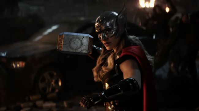 Ketika ditanya soal keinginan crossover di MCU, Natalie Portman menjawab ingin melihat Mighty Thor bertemu dengan Captain Marvel.
