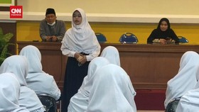VIDEO: Ratu Sakinatul Aqila Jadi Mahasiswi Termuda di UNAIR