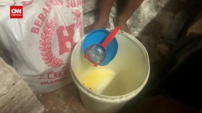 VIDEO: Proses Pengemasan Minyak Goreng Curah Sebelum Dijual ke Warga