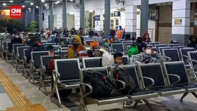 VIDEO: Stasiun Pasar Senen Mulai Ramai Pemudik Yang Mudik Lebih Awal