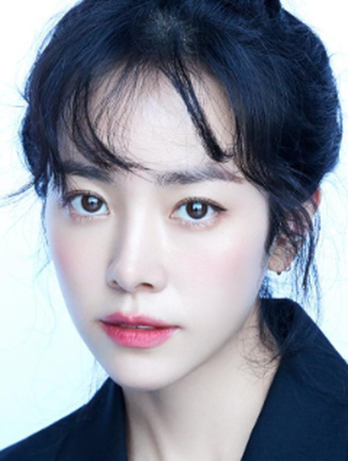 Sang aktris juga dikenal sebagai tipe perempuan yang sayang keluarga. Sejak kecil Han Ji Min dibesarkan oleh neneknya. Ia juga menggunakan foto bersama dua keponakannya di profil instagram pribadi, lho./ foto: instagram.com/roma.emo