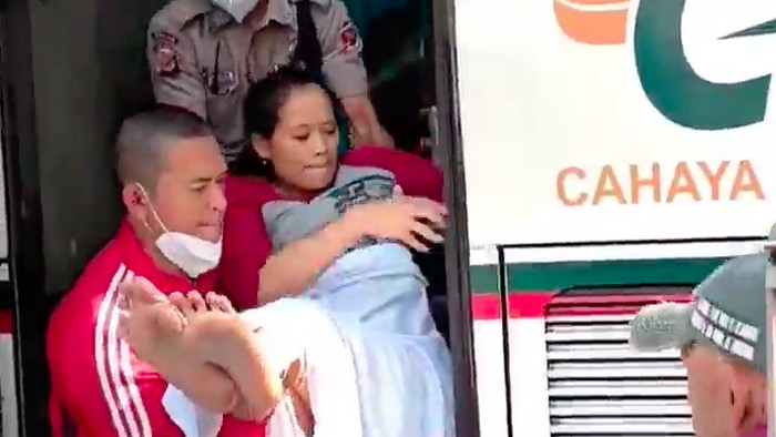 Video seorang wanita melahirkan dalam bus rute Jakarta-Bogor viral di medsos. Momen haru tersebut banyak dibagikan warganet.  (IG @ rsuherminabogor)