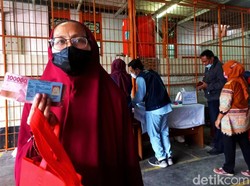 Senangnya Warga Banyuwangi Terima BLT Minyak Goreng Saat Ramadan