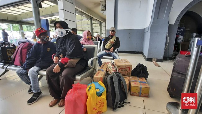 Sejumlah keluarga memilih mudik Lebaran lebih awal. Mereka ingin menjalankan ibadah puasa hingga Salat Id di kampung halaman-masing.