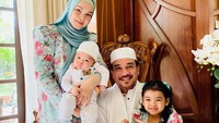 <p>Jarang tersorot oleh kamera, banyak netizen menilai Aafiyah memiliki paras yang sangat mirip dengan sang Ayah. Setuju enggak, nih? (Foto: Instagram @ctdk)</p>