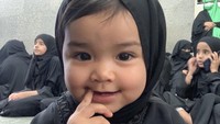 <p>Ketika merindukan putrinya saat masih kecil, Siti Nurhaliza kerap mengunggah potret masa kecil Aafiyah. Seperti ketika Aafiyah baru berusia satu tahun. Ia terlihat menggemaskan dalam balutan kerudung ketika akan melakukan ibadah umroh bersama ibunda. (Foto: Instagram @ctdk)</p>